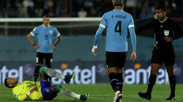 Neymar sofreu uma ruptura no ligamento do joelho durante o jogo do Brasil contra o Uruguai.