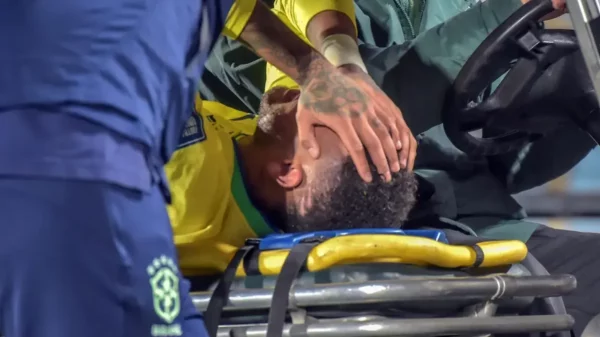 Neymar deixou o gramado do estádio Centenário chorando