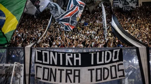 Torcedores lotaram São Januário e fizeram a diferença para o Vasco vencer o Botafogo