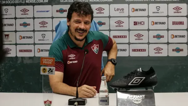Fernando Diniz diz não se abater com vaias e aplausos em intervalo de 24 horas (Foto: Lucas Merçon / Fluminense FC)
