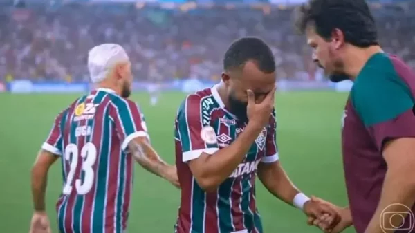 Samuel Xavier deixou o campo chorando contra o São Paulo (Foto: Reprodução/Globo)
