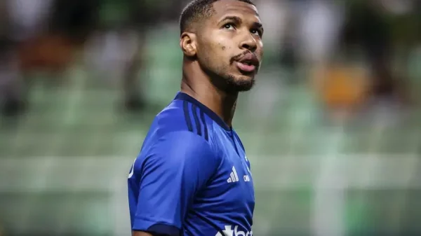 O atacante foi puxado na área e o árbitro de campo não marcou (Foto: Staff Images/Cruzeiro)