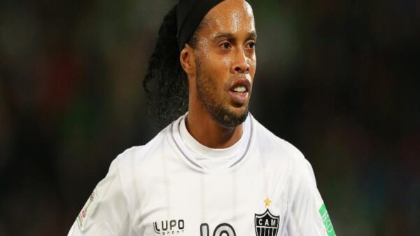 Ronaldinho Gaúcho participa de reality show turco e marca golaço de bicicleta; veja