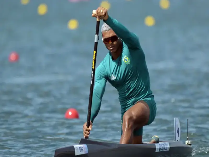 Isaquias em campeonato de canoagem